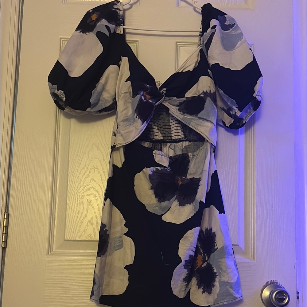 H&M Blue and White Sweetheart Puff Sleeve Sundress